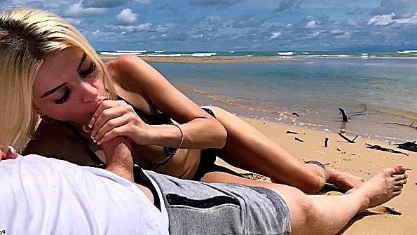 Публичный секс на пляже прямо в трусиках