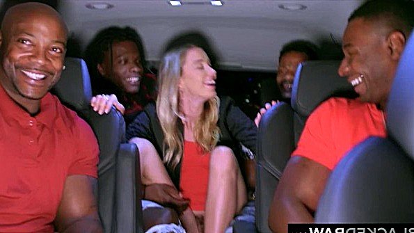 Девушка приехала в гости к неграм ради оргии