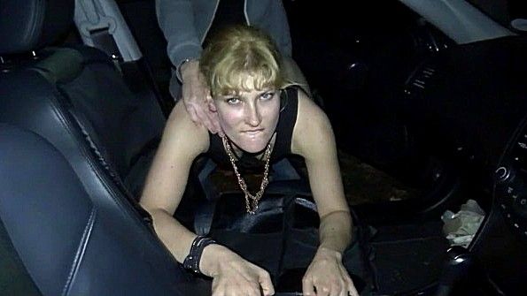 Мастурбирует около дерева и трахается в машине