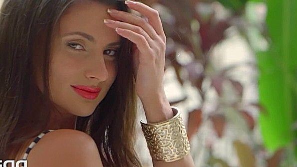 Чувственное обнажение кокетки прямо на улице