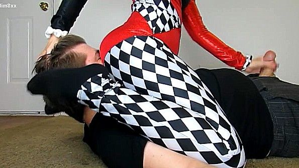 Сидит в штанах на лице чувака и дрочит его хуй