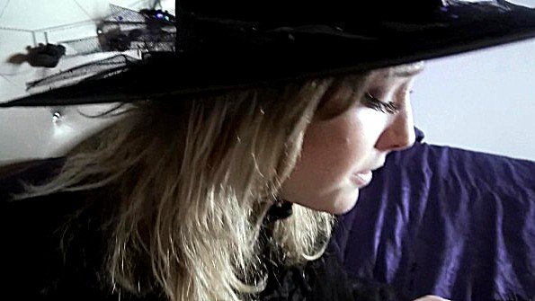 Мать вырядилась пошлой ведьмой и ебется с сыном