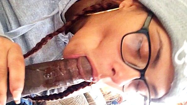 Очкастая сучка пытается отсосать хуй негру