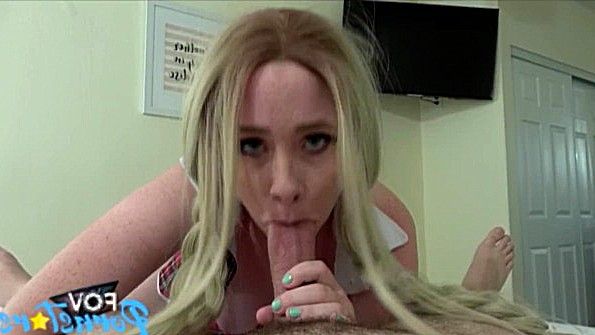 Молодая сучка задерет юбку ради приема хуя