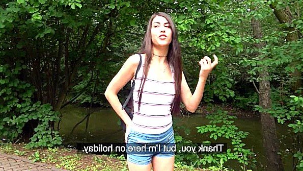 Ради денег девица готова поебаться даже в парке