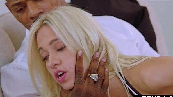 Разделась откровенно перед негром и стала ебаться