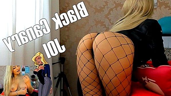 Шлюшка в сетчатых колготах отсасывает дилдо