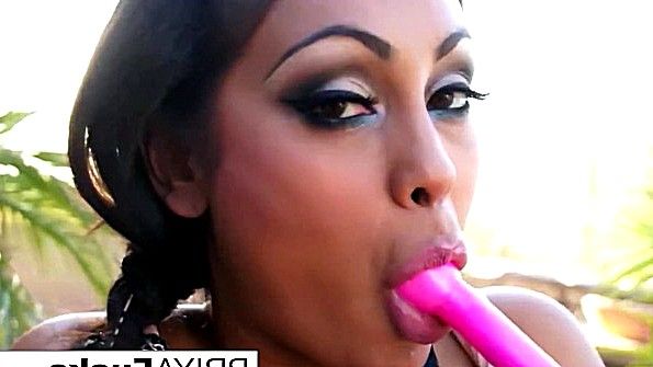 Возбужденная индианка засадит вибратор в пизду