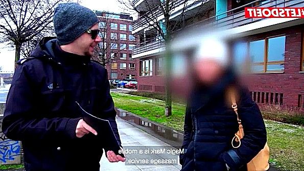 Чуваки дали девке денег за грубый трах в машине