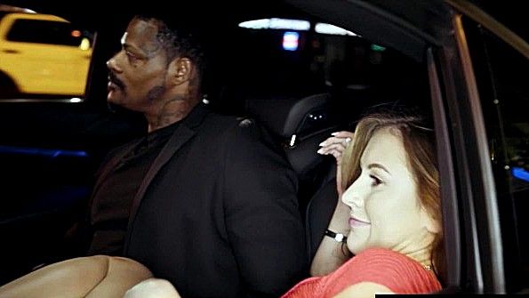 Приехала к негру домой и стала с ним трахаться