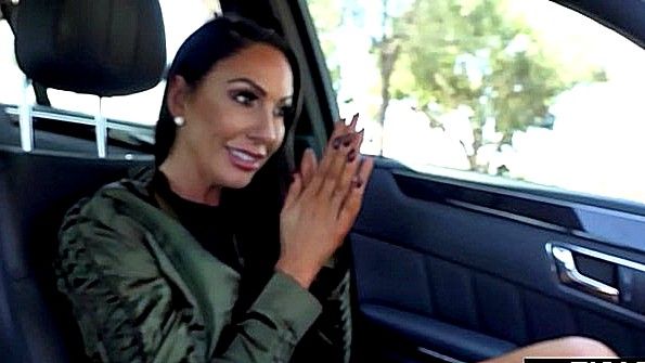 Показала чуваку прелести на улице и стала с ним ебаться