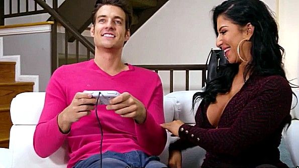 Заставила сына отвлечься от приставки и сосет хуй