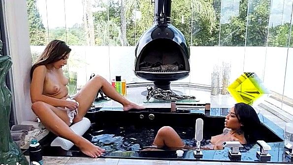 Бесстыжие сестры устроили разврат в горячей ванне