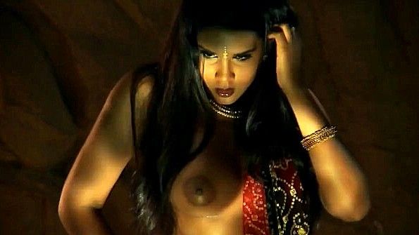 Роковая индианка танцует танец соблазна