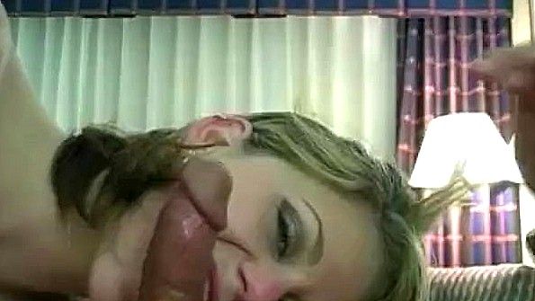 Домохозяйка активно отсасывает хуй своему мужу