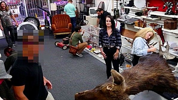 Развратные девахи ебутся в магазине с хозяином