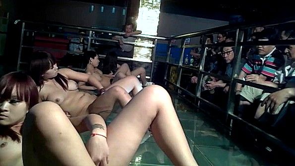 Танцуют перед публикой голышом и мастурбируют