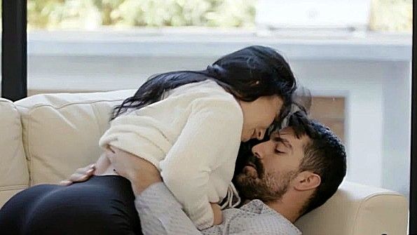 Мулатка заставила мужика изменить жене с ней