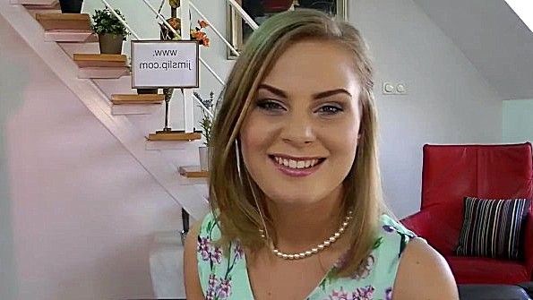 Девицу жестко трахают в стиле догги-стайл