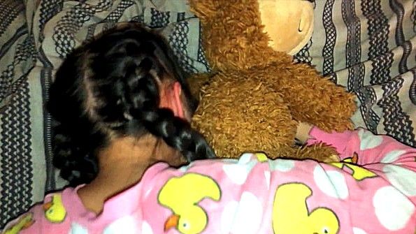 Отец жадно трахает молодую дочь в ее постели