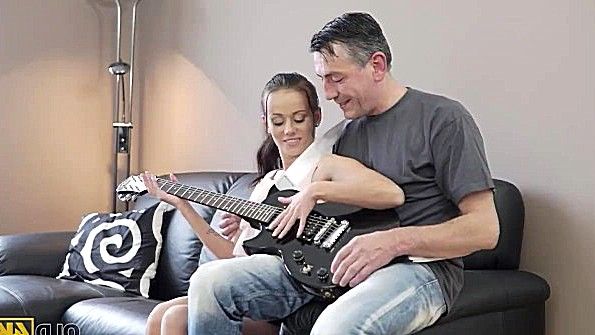 Поучил игре на гитаре дочь и стал ее трахать