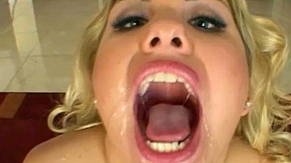 Чуваки нагрузят ротик блондинки своей спермой