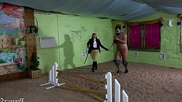 Голый раб скачет через препятствие и катает хозяек