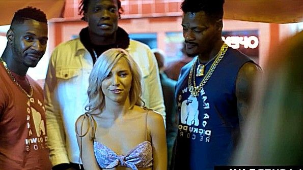 Негры ебут худую блондинку крутыми пенисами