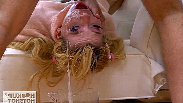 Похотливая девка активно ебется в задницу