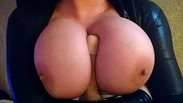 Сиськастая шлюха сосет вибратор и дрочит дойками