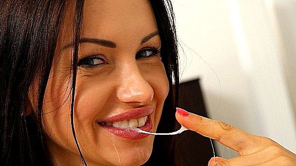 Брюнетка пососала хуй и стала горячо трахаться