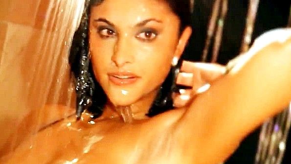 Индианка пикантно моется в душе и получает кайф