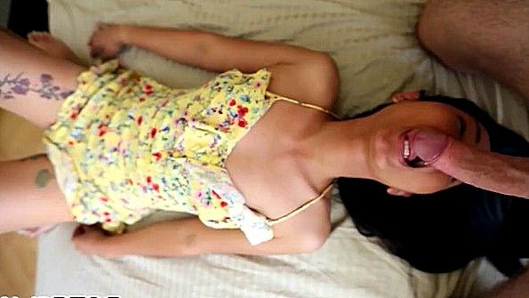 Азиатка убрала трусы в сторону и ебется поутру