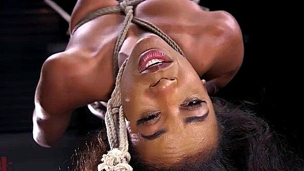 Связанную негритянку мучают секс машиной