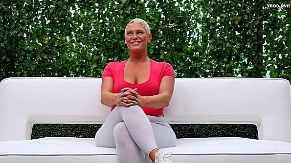 Роскошная милфа горячо поебется с негром