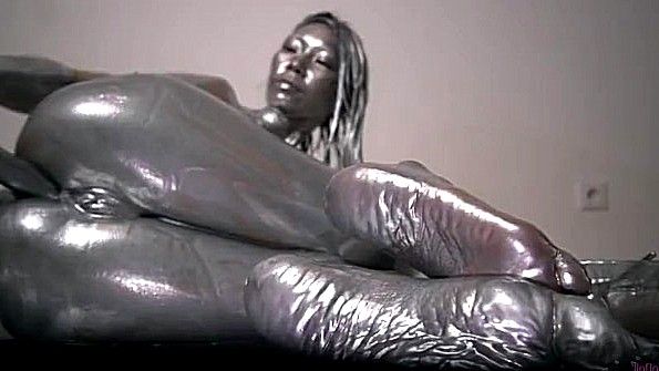 Раскрасила тело краской и занялась мастурбацией