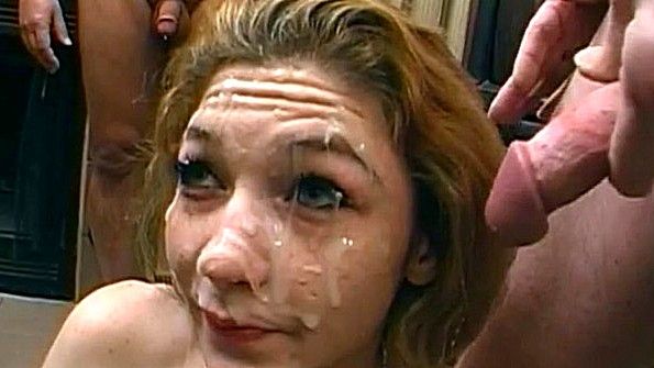 Деваха отсасывает у парней и принимает сперму на рожу