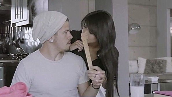 Азиатка накормила чувака и предложила поебаться