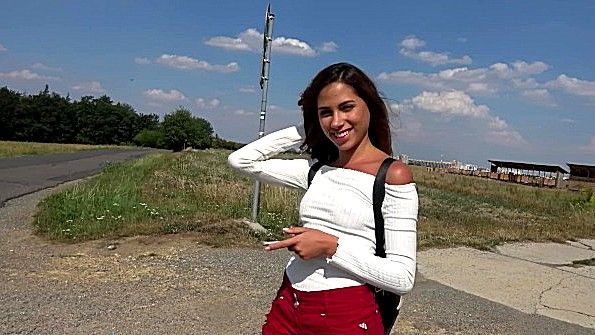 Сняла шортики и трахнулась с пикапером на улице