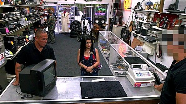 Раздел мулатку и выебал в офисе повсюду