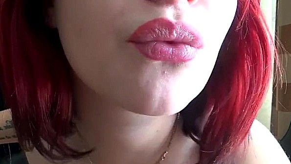 Пошлая русская баба мастурбирует прямо на столе