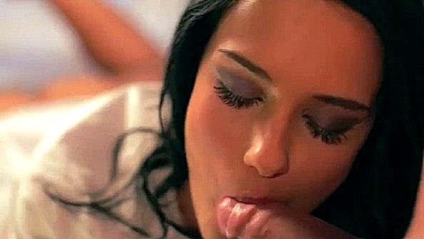 Невероятно сладкий минет со стороны брюнетки