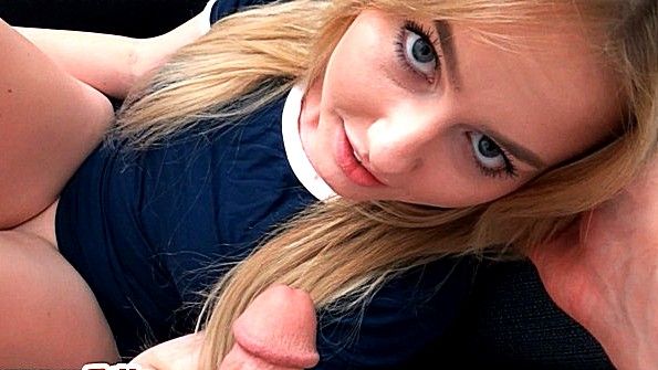 Сексапильная блондинка впустила хуй в бритую пизду