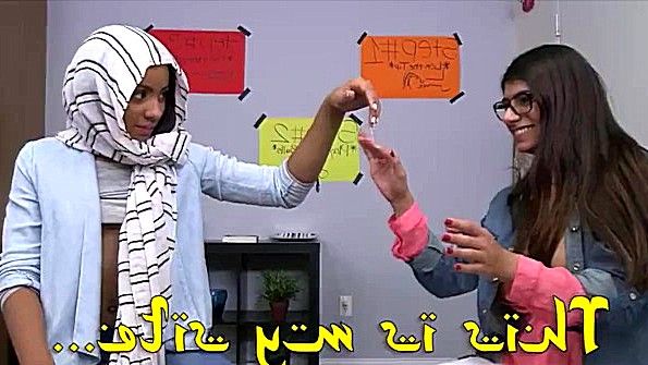 Сучка обучает арабскую подругу правильному сосанию хуя