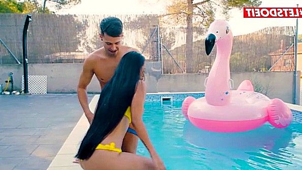 Не дала чуваку отдохнуть в бассейне и поебалась с ним