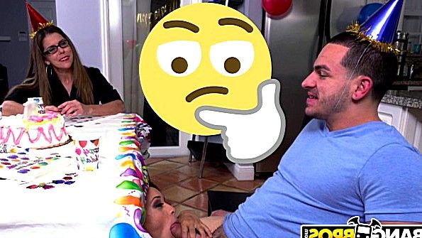 Развратная сучка ебется с мужиком прямо на празднике