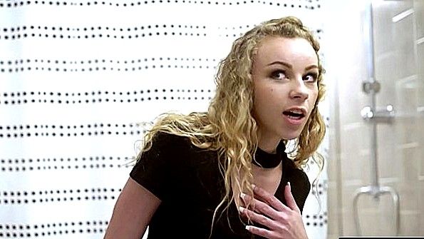 Застал девицу за мастурбацией и выебал в попку