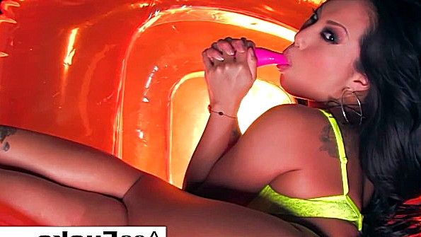 Похотливая азиатка развлекается с вибратором жестко