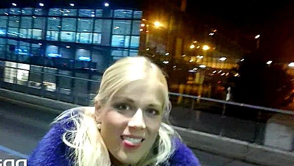 Чешская девица быстро отсасывает хуй незнакомцу