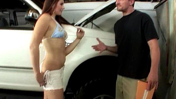 Молодая шлюшка ебется в гараже с крутым мужиком